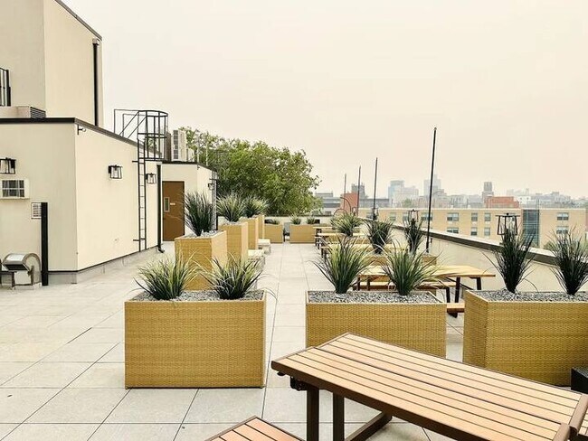 Foto del edificio - Furnished room/NOT APARTMENT