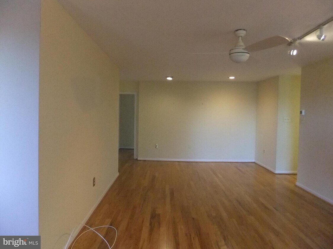 1637 Oakwood Dr Unit S423, Narberth, PA 19072 Room for Rent in