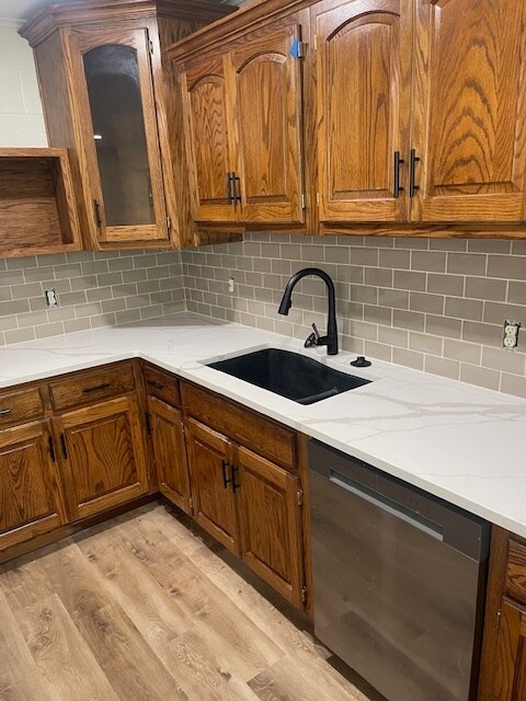 Cocina recientemente remodelada con electrodomésticos de alta gama. - 1445 N Giles Rd