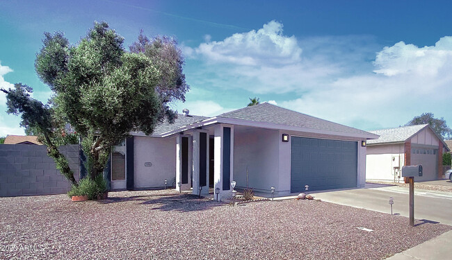 Building Photo - 1203 W Mariposa St