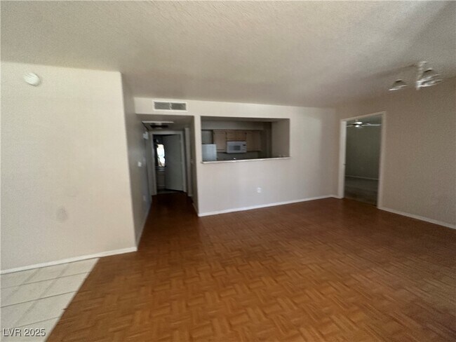 Foto del edificio - 555 E Silverado Ranch Blvd
