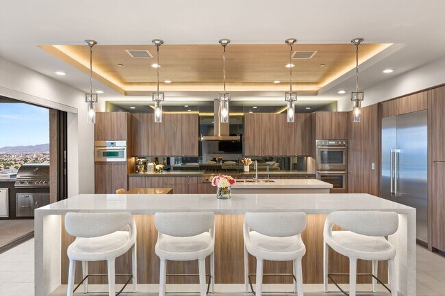 Foto del edificio - LUXURY 5 BEDROOM HOME IN THE BLUFFS