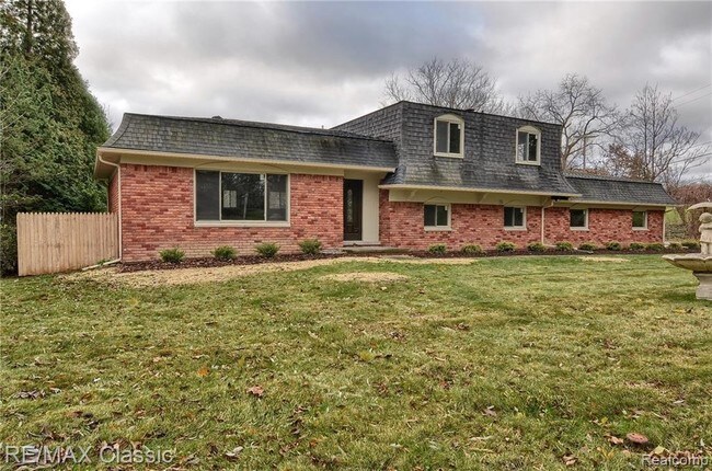 Foto del edificio - 3225 W Long Lake Rd