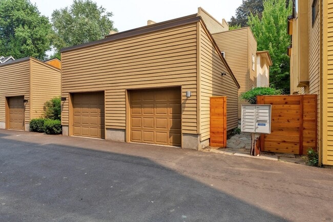 Building Photo - Stunning Townhome Style in NE Portland Lloyd Center District