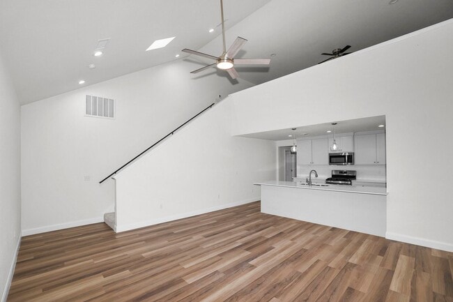 Building Photo - 7624 Woodford Ave