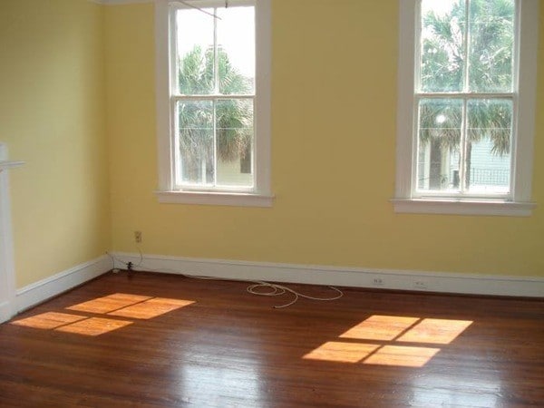 Building Photo - Downtown Apartment Close to Crosstown