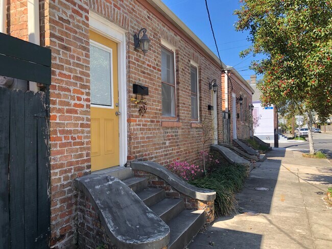 Exterior to the right - 630 St Ferdinand St
