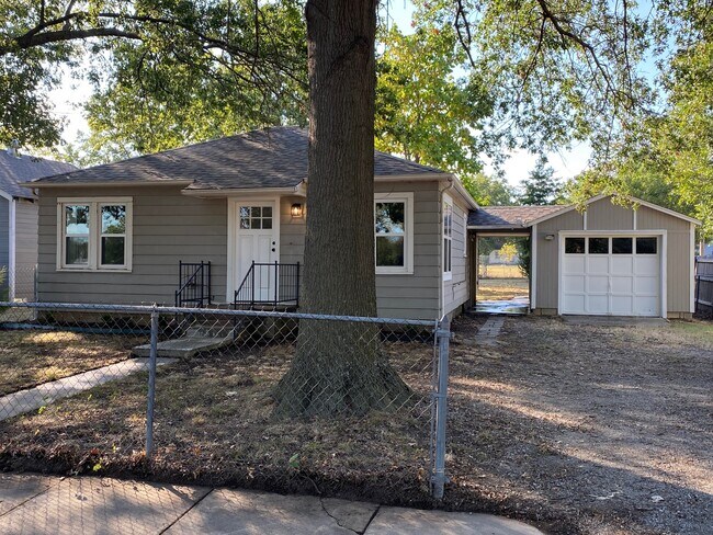 Building Photo - 923 Olive St.