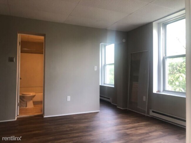 Building Photo - 2 br, 1 bath Apartment - 201-205 W Fourth st