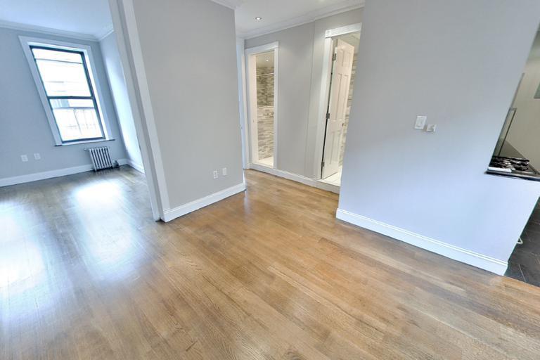 Foto principal - 334 E 100th St