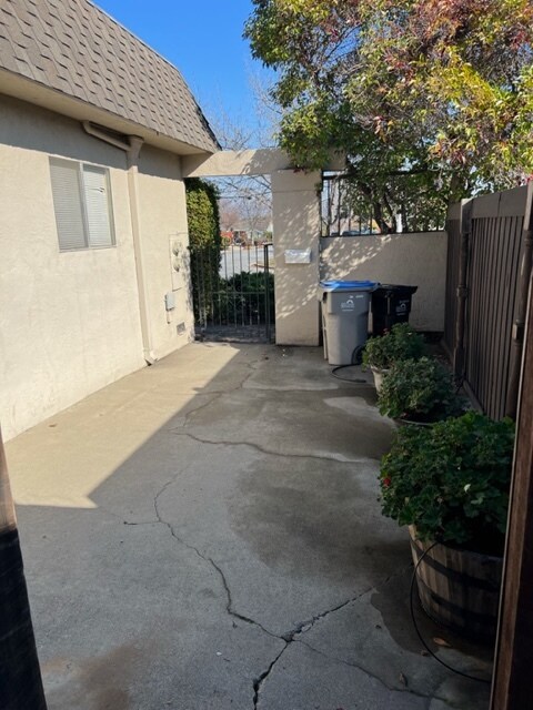 Foto del edificio - 5377 Dent Ave