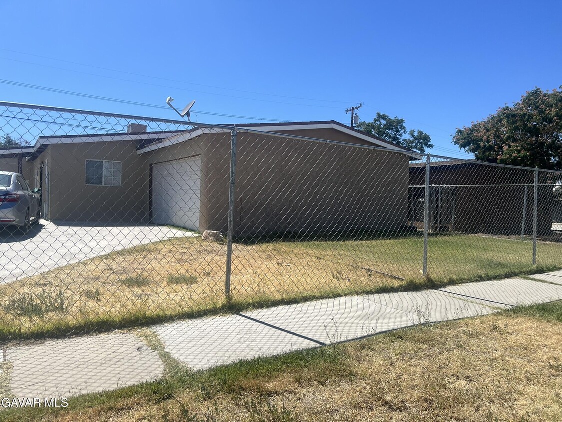 Primary Photo - 45519 Cedar Ave