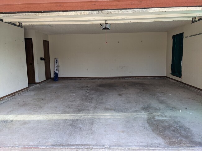 2 Car garage - 1618 Julie Plz