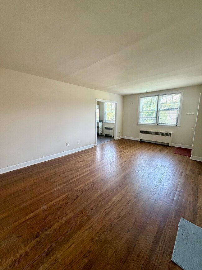 Living Room - 112 Fairfield Ln