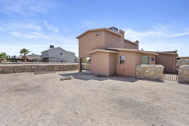 Building Photo - 2300 Glitter St