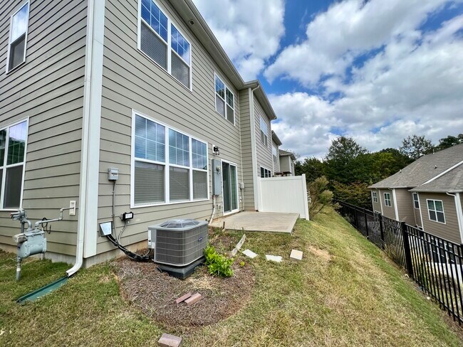 Foto del edificio - 4927 Harris Woods Blvd