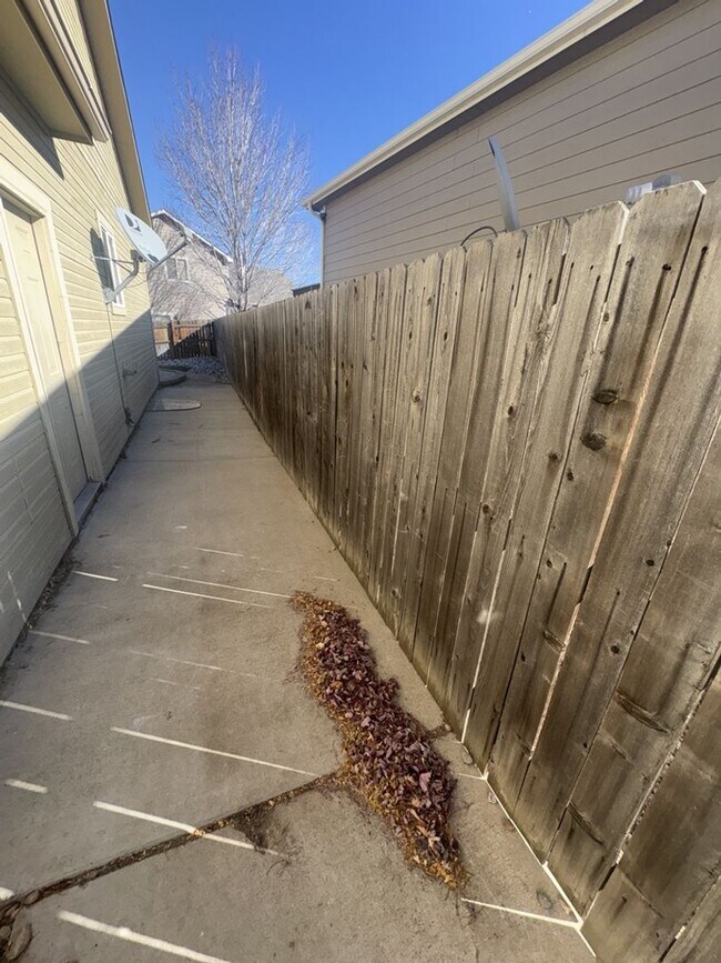 Foto del edificio - Spacious 5 Bedroom, 3 Bath Ranch Home with 2-Car Garage