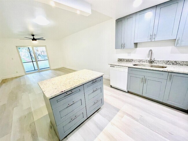 Foto del edificio - 257 S Cypress Rd