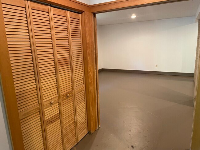 cuarto de lavandería - puertas plegables - 127 Flint St