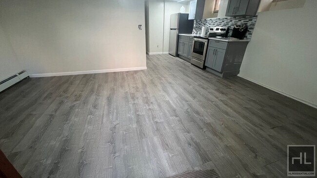 Foto del edificio - GUT RENOVATED LARGE 1 BEDROOM  SEMI- BASME...