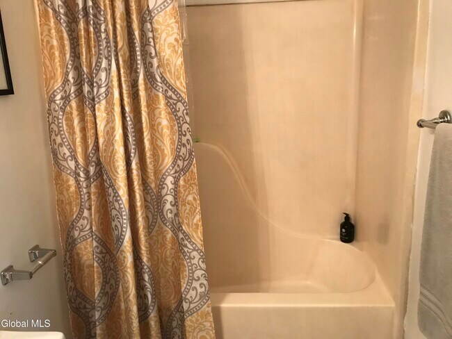 Foto del edificio - 80-82-82 Milton Ave