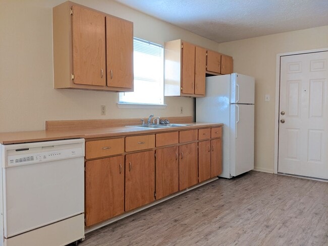 Foto del edificio - IMMEDIATE MOVE IN!!!  Spacious 2 Bed, 1 Ba...