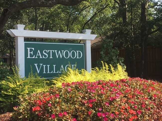 Foto del edificio - Eastwood Village minutes to Wrightsville B...