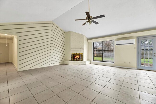 Building Photo - 9842 Pinehurst St