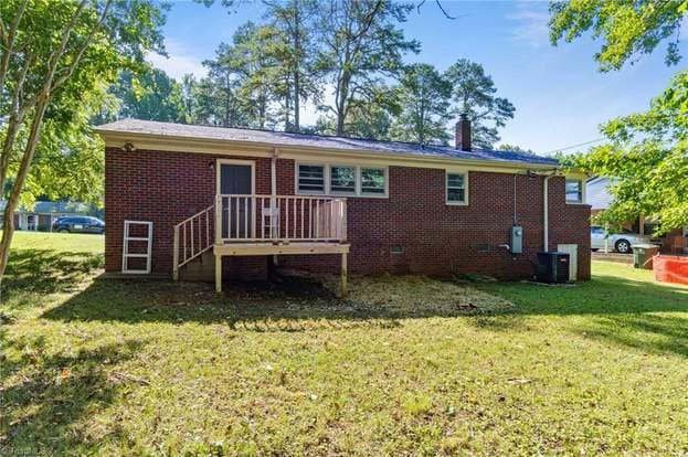 Building Photo - 9 Hawthorne Ln