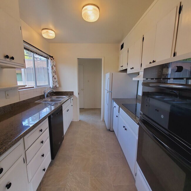 Building Photo - Pinole Crest 2 bedroom/2 bath Condo ~Light...