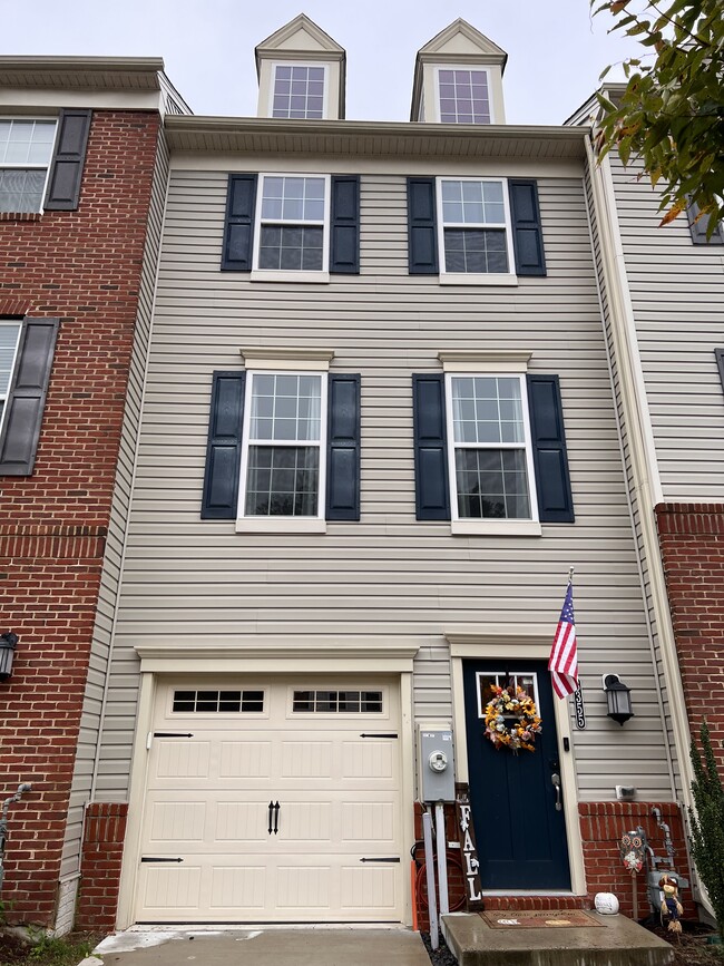 Building Photo - 8355 Daydream Cres