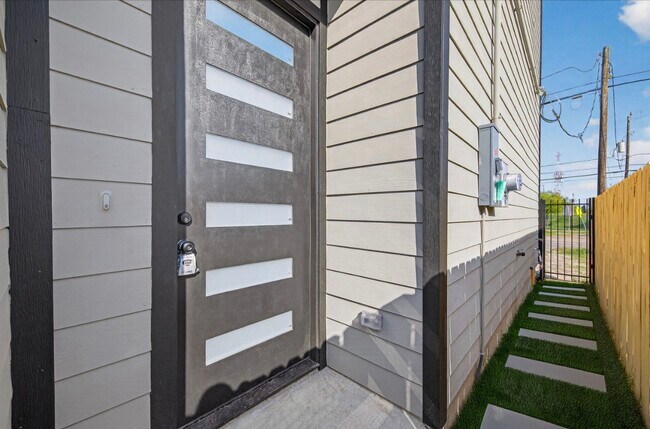 Building Photo - 4117 Yale St