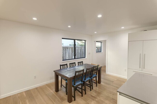Building Photo - Newly Renovated 4-Bedroom 2.5-Bath South W...