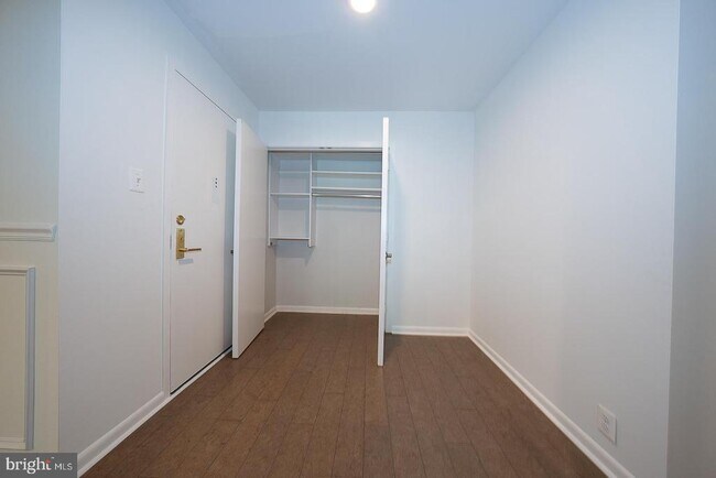 Building Photo - 1640 Oakwood Dr