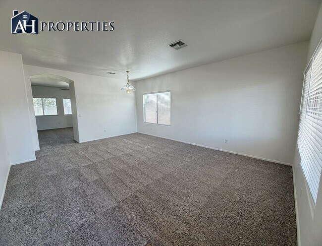 Building Photo - Large backyard Home in Surprise