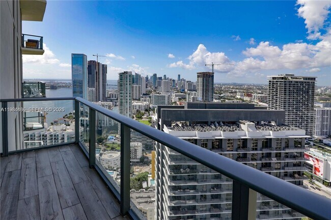 Foto del edificio - 501 NE 31st St