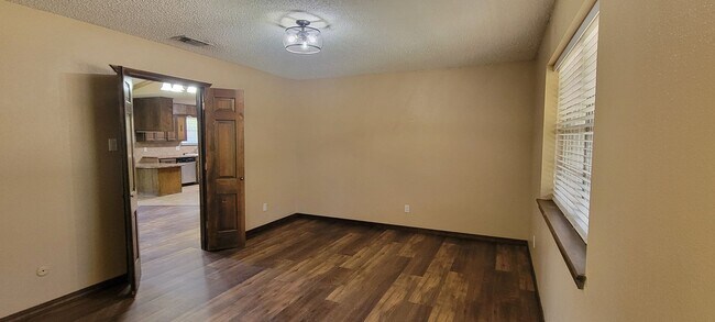 Foto del edificio - LARGE 3 BEDROOM HOME IN NORTHEAST CLOVIS