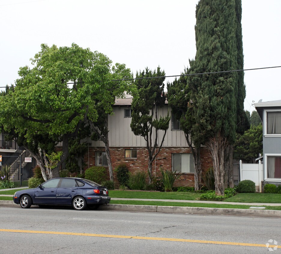 Foto del edificio - 8355 Lindley Ave