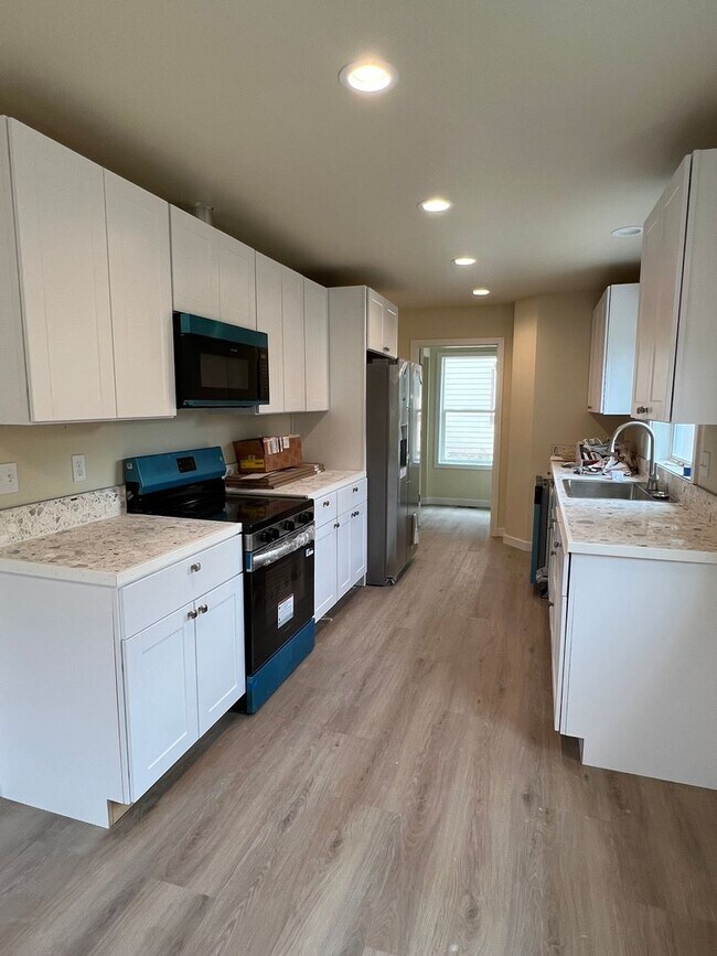 Building Photo - NEWLY RENOVATED! 4 beds, 2.5 ,a/c, dishwas...