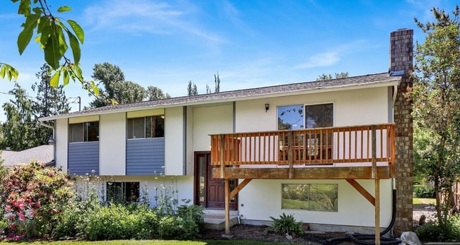 Building Photo - Spacious 4 Bedroom, 2 Bathroom Home