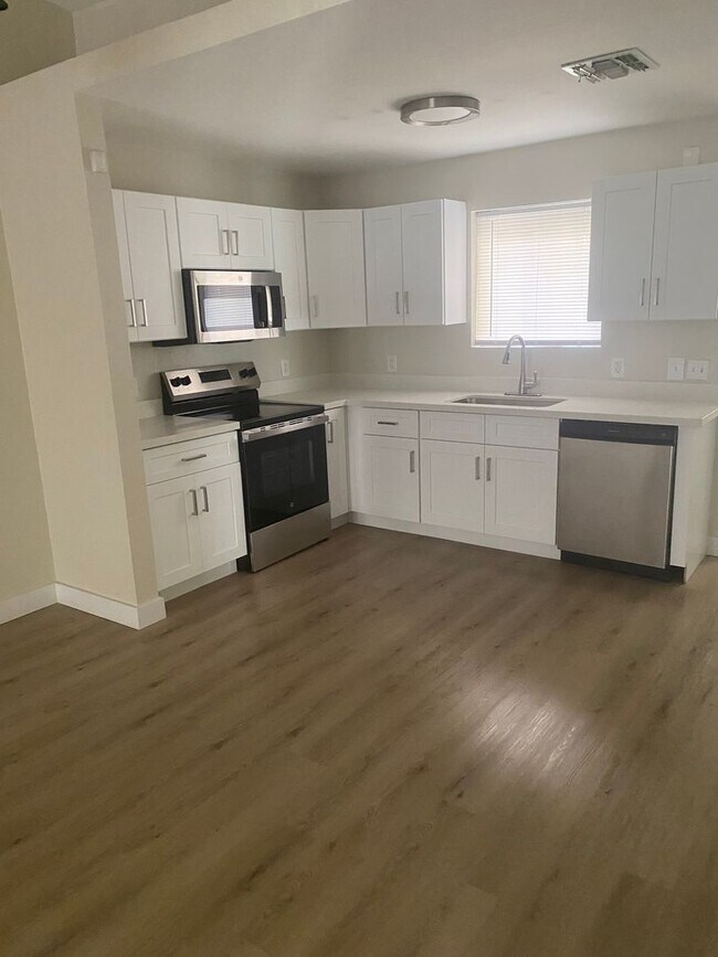 Foto del edificio - Newly Remodeled 2 bed 2 bath Town-homes in Central Phoenix!! Gated and Pool *** Move-in Special! ...