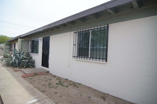 Building Photo - Remodeled 2 Bedroom 1 Bath Triplex! Close to the UofA!