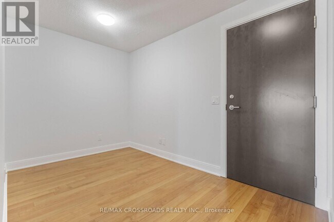 Photo du bâtiment - 135 Village Green Square