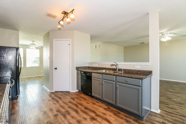 Building Photo - 321 Daisy Ln