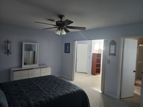 Building Photo - 465 SW 59th Ave