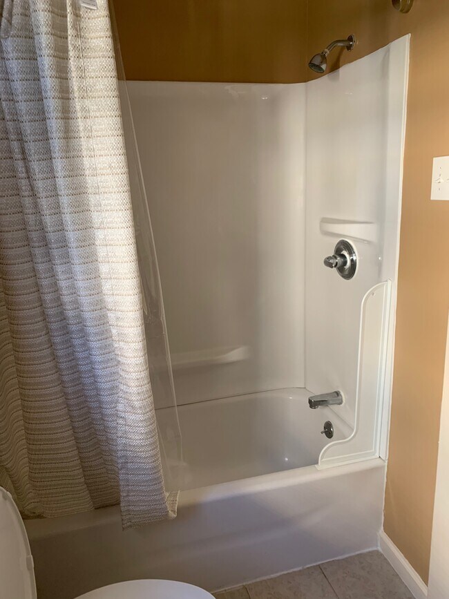 Bathroom shower - 4 Lincoln Ave