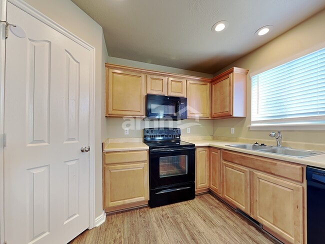 Building Photo - 4482 Heritage Dr