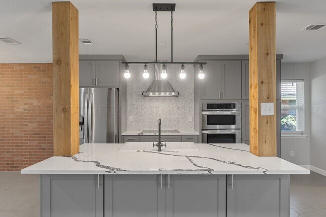Building Photo - Charming Newly Renovated Home in in Grand ...