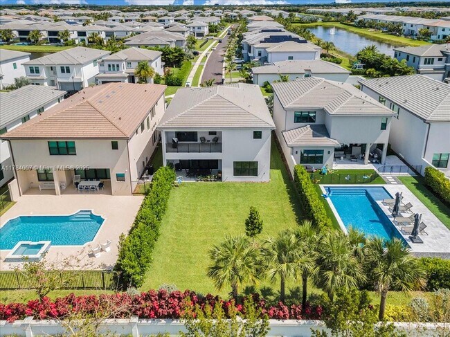 Foto del edificio - 17628 Sparkling River Rd