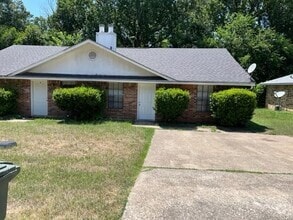 Building Photo - 3008 Manor Ln